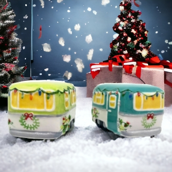 🎄NEW!!! Salt & Pepper Holiday Shakers Retro Look Camper Traveling 🎄 - Picture 1 of 5